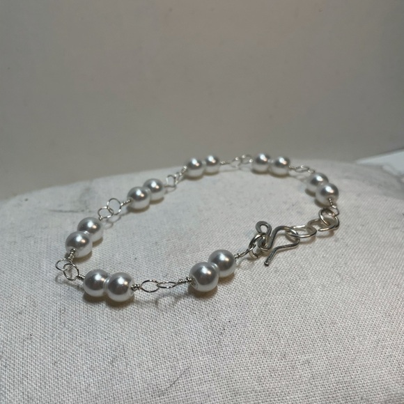 Elegant Silver Pearl Bracelet - Picture 3 of 5